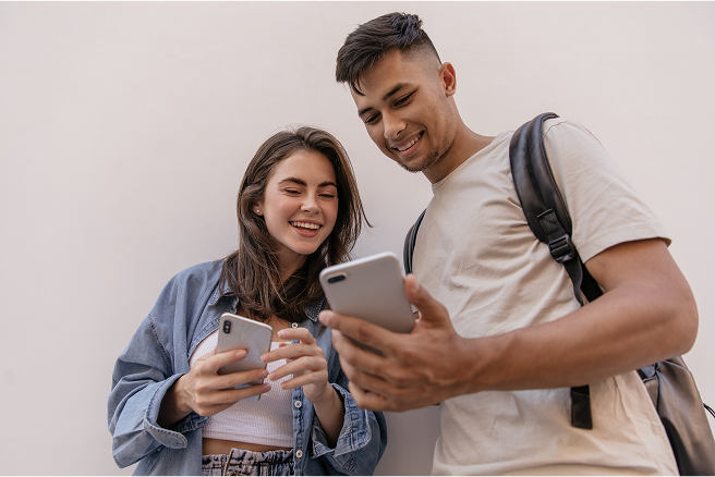 Personas usando su celular